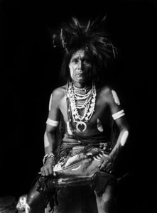 Indio Hopi, con un Naja alrededor del cuello, foto de Edward S. Curtis, c. 1921 de Edward Sheriff Curtis