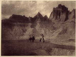 En las Badlands Esta asombrosa imagen fue tomada en Sheep Mountain, en la reserva de Pine Rige, Badlands, Dakota del Sur. Foto tomada del volumen 3 de la enciclopedia de Edward S. Curtis (1868-1952) sobre los indios de Norteamérica, con prólogo de Theodore