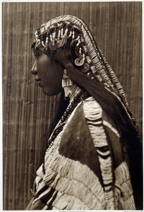 Indio de América: "Retrato de niña india" Fotografía de American Edwards Curtis (1868-1952), siglo XX. La Rochelle, Museo del Nuevo Mundo de Edward Sheriff Curtis