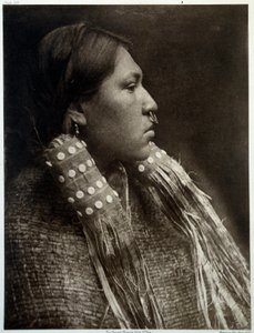Indios de América: retrato de una india con un piercing en la nariz