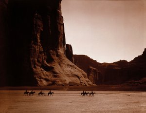 Navajo Riders por Edward S. Curtis, c.1904 (impresión en plata sobre tono) de Edward Sheriff Curtis