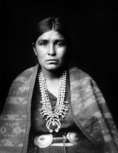 Mujer navajo con collar de flores de calabaza de plata, cinturón de concho, manta sobre los hombros, c. 1904, foto Edward S. Curtis de Edward Sheriff Curtis