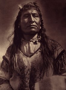 New Chest, indio piegan. Fotografía tomada del volumen 6 de la enciclopedia publicada por Edward S. Curtis (1868-1952) sobre los indios de Norteamérica, con prólogo de Theodore Roosevelt. Entre 1907 y 1930 se publicaron 20 volúmenes. de Edward Sheriff Curtis