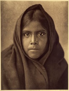 Chica Qahatika. Joven Qahatika. Estos indios del desierto viven a unos 60 kilómetros de la Reserva Pimas (Arizona). Foto tomada del volumen 2 de la enciclopedia de Edward S. Curtis (1868-1952) sobre los indios de Norteamérica, con prólogo de Theodore Roose de Edward Sheriff Curtis