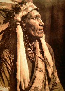 Manta de cuervo" (foto en blanco y negro) de Edward Sheriff Curtis