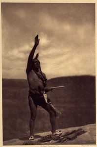 Invocación sioux. Los santuarios suelen ser grandes peñascos de piedra rodada u otras rocas que [...] estaban cargados de significado mítico. Sacerdotes y señores de la guerra acudían allí para invocar la ayuda de poderes sobrenaturales. El gran bloque de  de Edward Sheriff Curtis