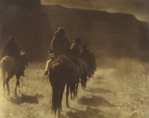 The Vanishing Race Navaho Plate 1, Volumen 1 de la serie The North American Indian, c. 1904 (orotono) de Edward Sheriff Curtis