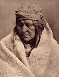 Dos osos, mujer piegana. En cuanto a los pieganos de hoy y de mañana, habría que ser muy optimista para encontrar esperanza en su situación actual. La promesa de una vida mejor, que siempre les había hecho la civilización, era una cáscara vacía. Foto tomad de Edward Sheriff Curtis