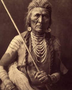 Wolf, Indian Apsaroke (Lobo - Apsaroke también escrito a veces Absaroke) Foto tomada del volumen 4 de la enciclopedia publicada por Edward S. Curtis (1868-1952) sobre los indios de Norteamérica, con prólogo de Theodore Roosevelt. Entre 1907 y 1930, 2 de Edward Sheriff Curtis