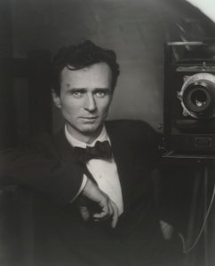 Autorretrato con cámara de estudio