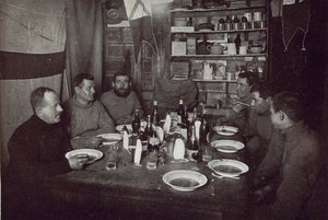 Los hombres, cena del día de Midwinter, Expedición Antártica Británica, Cabo Evans, 22 de junio de 1912 de Edward W. Nelson