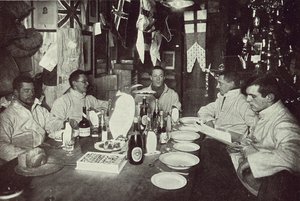 Los oficiales, cena del día de Midwinter, Expedición Antártica Británica, Cabo Evans, 22 de junio de 1912 de Edward W. Nelson