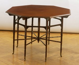 Mesa octogonal, fabricada por Collinson y Lock, c.1875 de Edward William Godwin