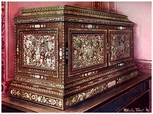Cofre de joyas incrustado de madera de nogal con frente, lados y tapa panelados, 1910 de Edwin Foley