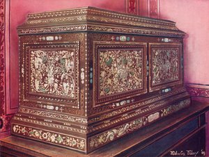 Cofre de joyas incrustado de madera de nogal. Frente, lados y parte superior panelados