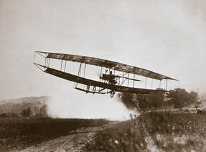 El aviador estadounidense Glenn Curtiss realizando el primer vuelo más pesado que el aire en su 