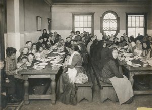 Inmigrantes servidos con una comida gratis en Ellis Island, c.1906 de Edwin Levick