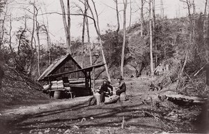 [Una estación de unión en el río James establecida para extraer pólvora de los confederados] de Egbert Guy Fowx.