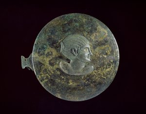 Cubierta de espejo de bronce fundido con busto helenístico de una mujer en relieve, 100 a.C. - 100 d.C.