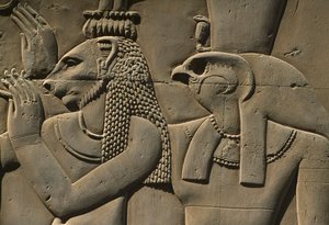 Detalle de un relieve, Bastet y Horus