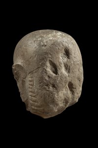 Cabeza de estatua del dios Min (caliza)