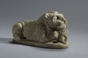Tapa de un León reclinado agarrando una Cabeza, Napata-Meroe, Alta Nubia