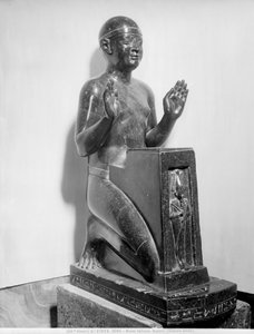 Estatua naofórica de un hombre (basalto) de Egyptian