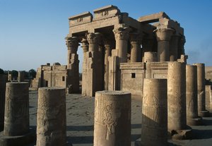 Vista del Templo Doble Romano y Ptolemaico de Sobek y Haroeris en el Río Nilo