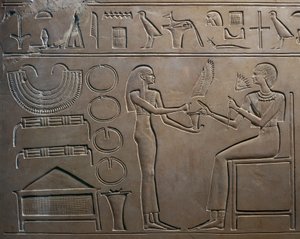 Detalle del relieve con un sirviente mostrando joyas a la reina, del sarcófago de la reina Kawit, Templo de Mentuhotep II, Deir el Bahari, Egipto. de Egyptian 11th Dynasty