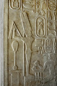 Antigüedad egipcia: jeroglífico que representa al dios Ithyphallic Min, capilla blanca del faraón Sesostris I (1962-1928 a.C.) Dinastía XII, santuario construido para rendir homenaje al dios Amón. Museo al aire libre del templo de Karnak Egipto