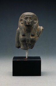 Cabeza y hombros de una mujer de un grupo de estatuas, probablemente una díada funeraria, Reino Medio de Egyptian 12th Dynasty