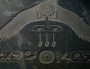 Piramidión de Amenemhat III, altura 140 cm, basalto, de Dahshur, Detalle, Civilización egipcia, Reino Medio, Dinastía XII de Egyptian 12th Dynasty