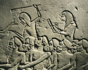Un grupo de prisioneros negroides rodeados por guardias armados con porras mientras un escriba redacta un informe. Relieve de la tumba de Horemheb en Saqqara, detalle de Egyptian 18th Dynasty