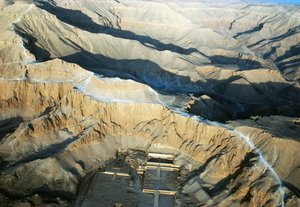 Vista aérea del Templo Mortuorio de Hatshepsut, Deir el-Bahari, Necrópolis Tebana, Luxor, Egipto, Reino Nuevo, Dinastía XVIII