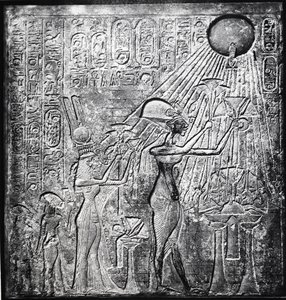 Akenatón (Amenhotep IV) faraón hereje, reinó desde c.150 a.C., aquí con Nefertiti y sus dos hijas ofreciendo regalos al Sol. Relieve originalmente en el Templo del Sol, Tebas. Ropas de lino
