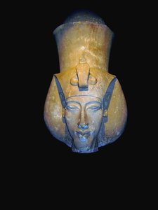 Akenatón. Amenhotep IV (a veces dado en su forma griega, Amenofis IV, y que significa Amón está Satisfecho), un faraón de la XVIII dinastía de Egipto, gobernó durante 17 años y murió en 1336 a.C. o 1334 a.C. Abandonó el politeísmo egipcio tradicional e int de Egyptian 18th Dynasty