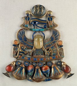 Coraza con emblemas solares y lunares, De la tumba de Tutankamón, Tebas, Egipto, Arte orfebre, Civilización egipcia, Reino Nuevo, Dinastía XVIII de Egyptian 18th Dynasty