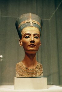 Busto de la Reina Nefertiti, vista frontal, del estudio del escultor Thutmose en Tell el-Amarna