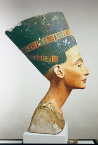 Busto de la reina Nefertiti, vista lateral, del estudio de Thutmose en Tell el-Amarna