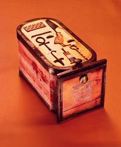 Caja en forma de cartucho, de la tumba de Tutankamón