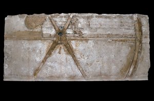 Bloque de piedra caliza tallado y pintado con la representación de una rueda de carro, 1353-35 a.C.
