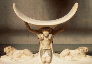 Reposacabezas de marfil tallado sostenido por Shu, personificación del aire, de la Tumba de Tutankamón, civilización egipcia, XVIII Dinastía