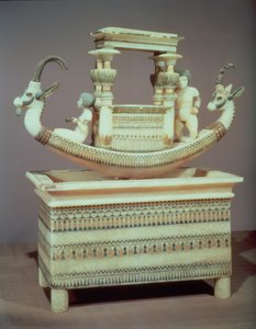 Cofre con un barco decorado con dos cabezas de íbice sirio y dos figuras femeninas que se cree son la Princesa Mutnedjmet, de la tumba de Tutankamón (c.1370-52 a.C.) Nuevo Reino