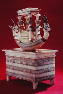 Cofre con un barco decorado con dos cabezas de íbice sirio y dos figuras femeninas que se cree que son la Princesa Mutnedjmet, de la tumba de Tutankamón (c.1370-1352 a.C.) Nuevo Reino