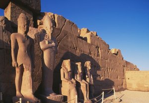 Estatuas colosales del Templo de Amón, Necrópolis Tebana, Luxor, Egipto, Reino Nuevo, Dinastía XVIII de Egyptian 18th Dynasty