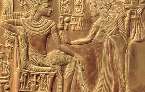 Detalle del Santuario Dorado de Tutankamón (c.1370-52 a.C.) que representa a la Reina ungiéndolo con ungüento perfumado, Nuevo Reino (detalle) de Egyptian 18th Dynasty