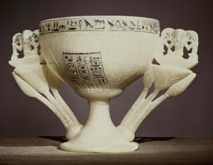 Copa de bebida en forma de flor de loto medio abierta, encontrada en la entrada de la tumba de Tutankamón (c.1370-52 a.C.) Nuevo Reino