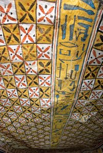 Antigüedad egipcia: techo decorado con motivos geométricos, Tumba de Roy (TT255). XVIII dinastía. De la orilla oeste de Luxor, Egipto de Egyptian 18th Dynasty