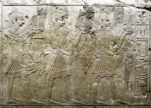 Antigüedad egipcia: representación de portadores de ofrendas. Bajo relieve de la Tumba del Visir Ramose (dinastía XVIII). Luxor, Tebas, Valle de los Nobles Egipto de Egyptian 18th Dynasty