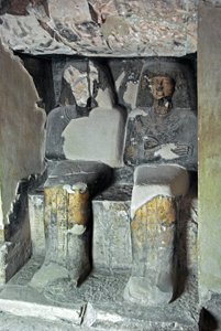 Antigüedad egipcia: esculturas cerca de la tumba de Khaemhat, inspector de almacenes y escriba en la corte de Amenofis III, representando al escriba e Imhotep. Dinastía XVIII. 1530-1290 a.C. Valle de los Nobles, Luxor, orilla oeste, Egipto